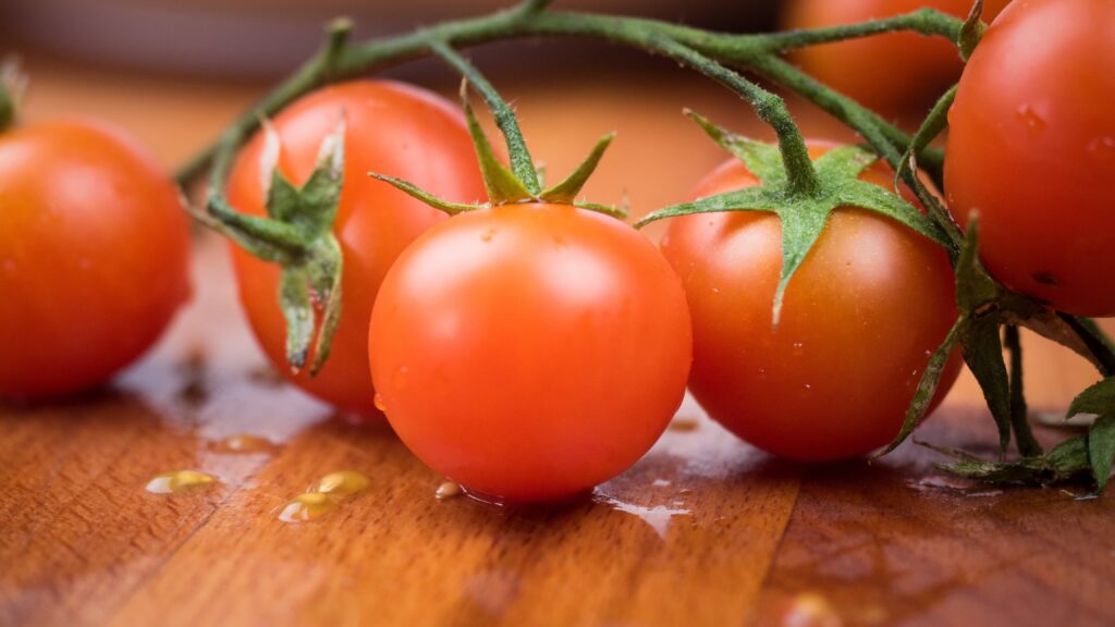 Gros plan sur des tomates sur une planche à découper
