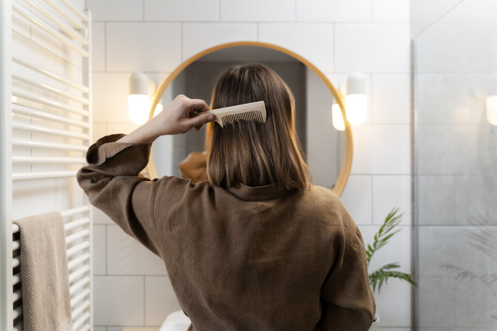 avantages femme qui se se brosse les cheveux courts par l'arrière devant miroir