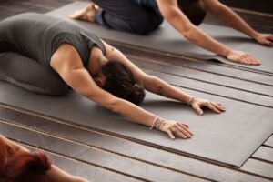 femme qui s'étire le dos yoga