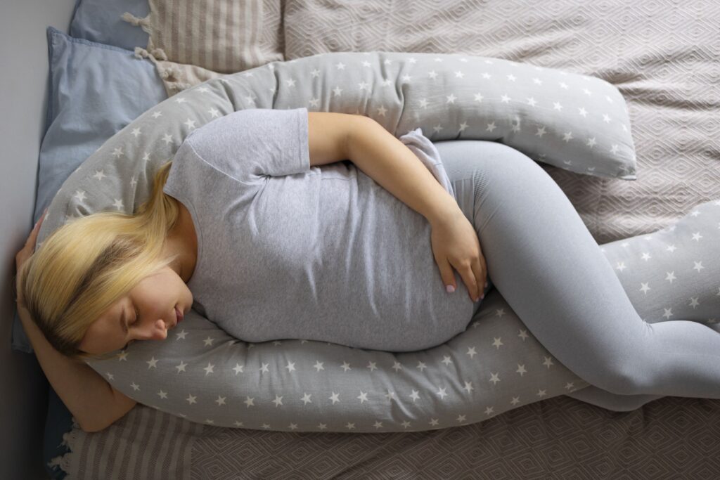femme enceinte qui dort avec coussin spécial grossesse