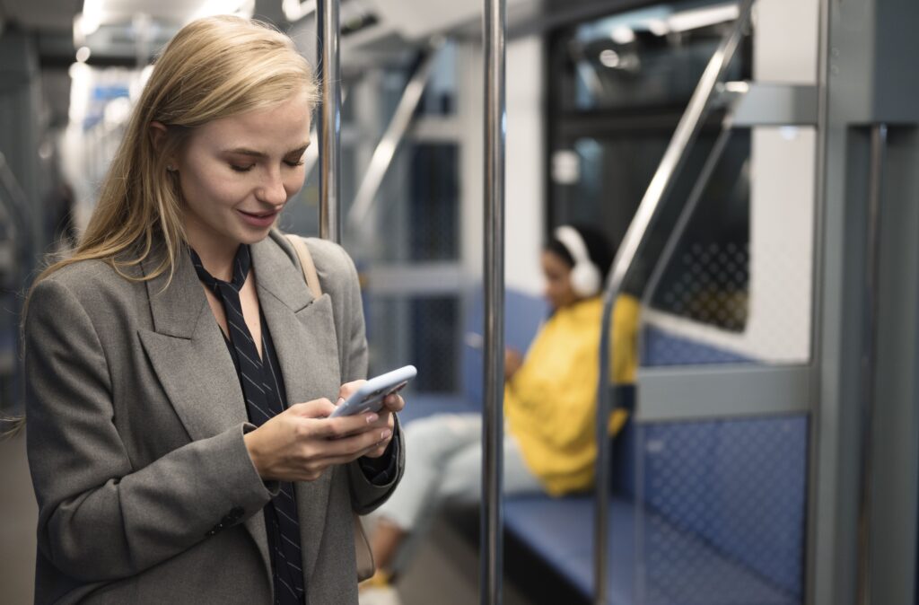 femme qui tient téléphone dans le métro