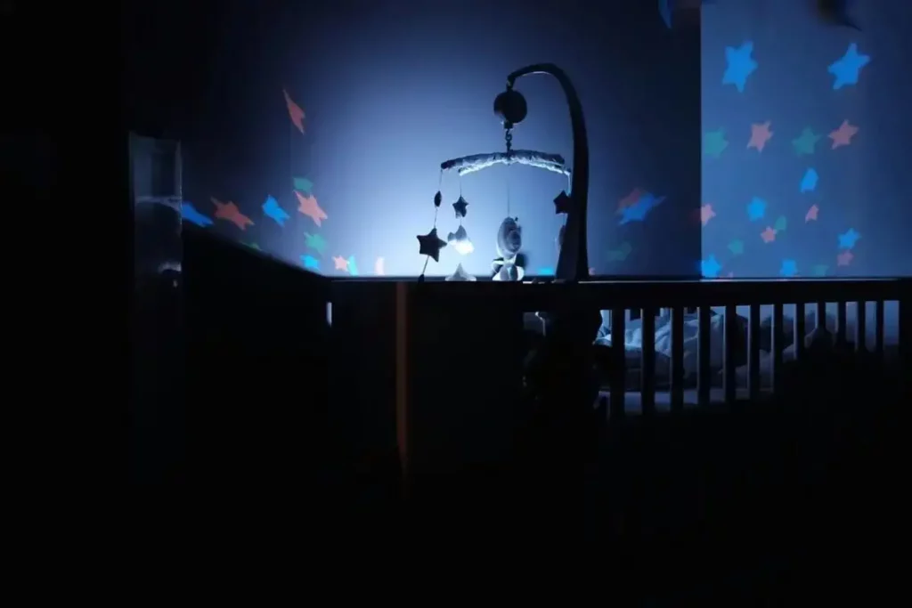 veilleuse enfant qui éclaire la chambre