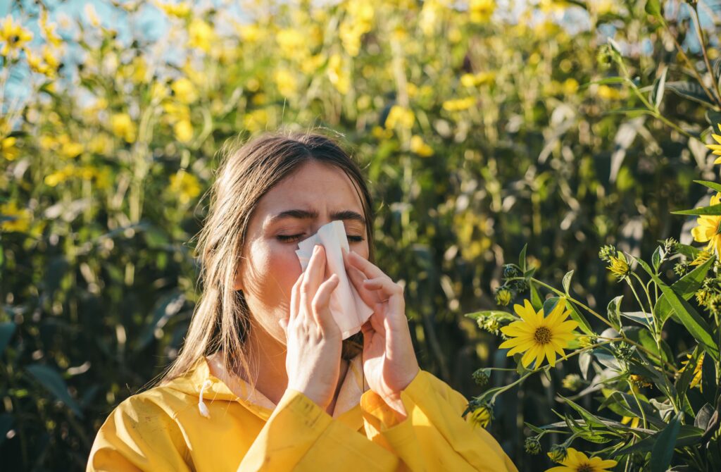 femme allergique qui se mouche