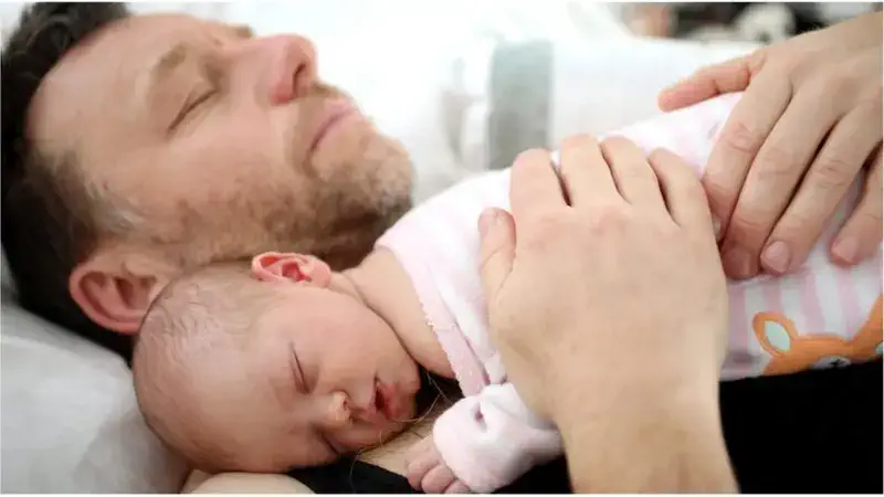 bébé qui ne dort que sur moi bébé qui dort sur son père