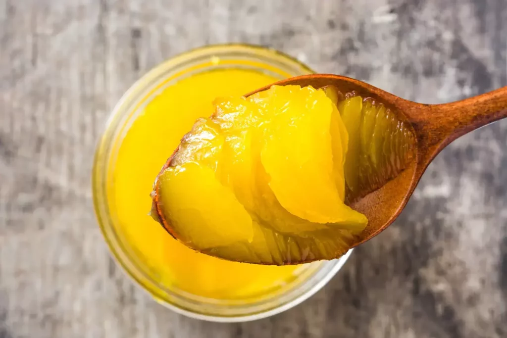 ghee beurre avec cuillère
