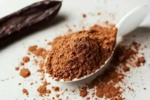 gros plan farine ou poudre de caroube caroubier