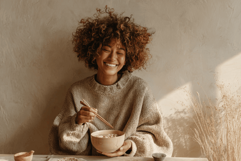 femme enceinte souriante en train de déguster un bol de soupe faite à base de pâte de miso soupe de miso