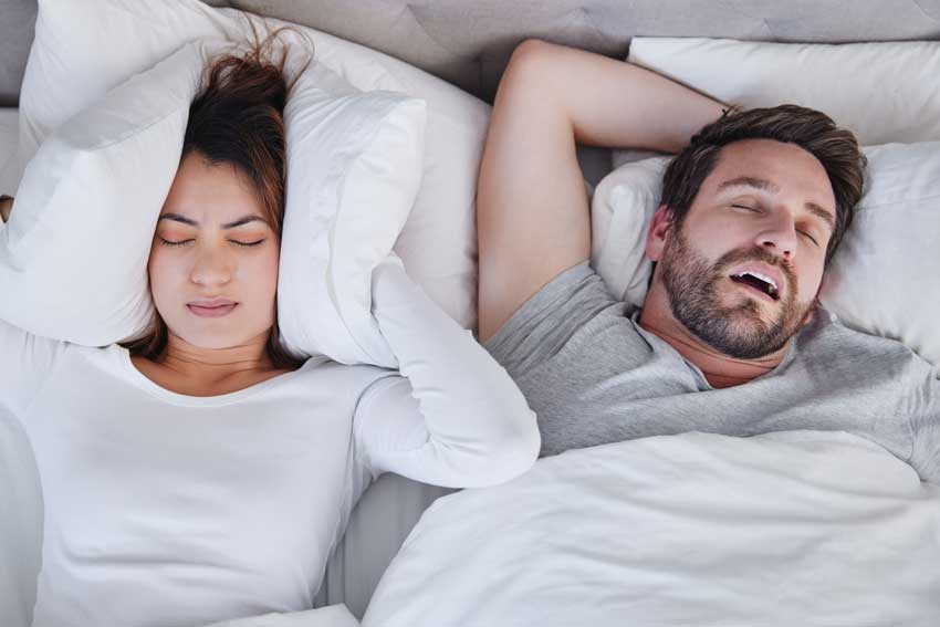 apnée du sommeil et fatigue chronique femme portant un masque d'apnée du sommeil homme qui dort traitement de l'apnée du sommeil