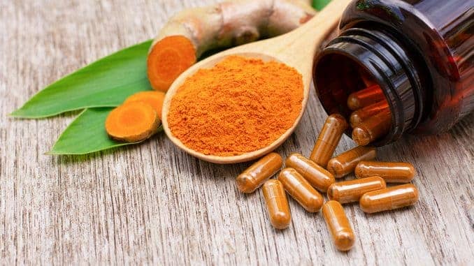 quel est le meilleur curcuma pour la santé cuillère avec curcuma en poudre et gélules bienfaits peau digestion