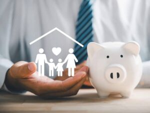 homme tenant une image de famille tirelire dépenses finances