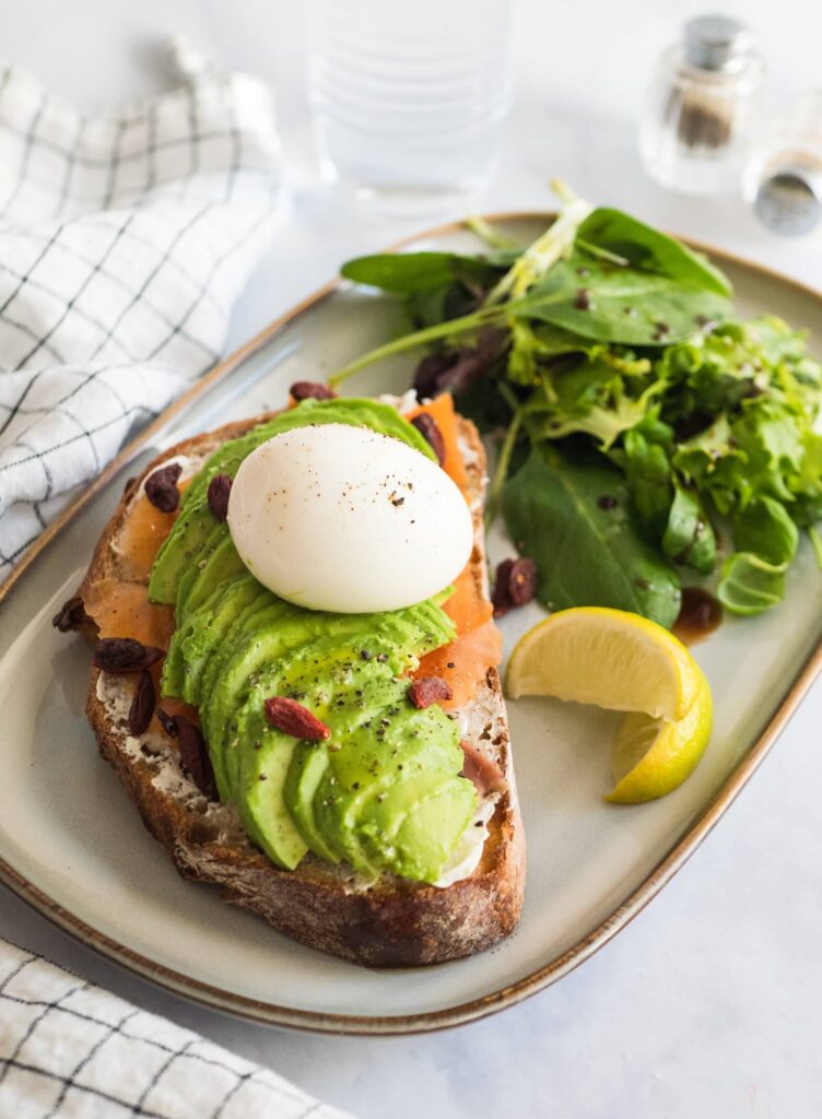 assiette healthy avec protéines glucides lipides bien séparé alimentation saine apports nutritionnels journaliers conseillés avocat saumon oeuf épinard salade