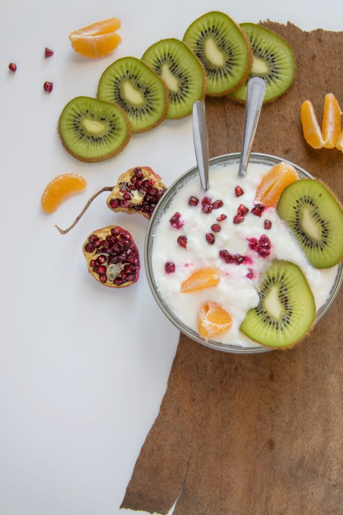 petit déjeuner anti constipation kiwi fruits rouges clémentine yaourt fromage blanc smoothie bowl