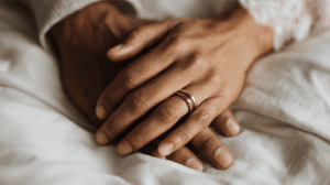 deux mains l'une sur l'autre couple marié homme qui n'aime pas les câlins pourquoi