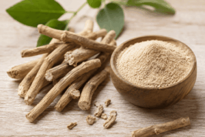 Photo en gros plan de racines et poudre d'ashwagandha disposées sur un fond en bois clair, lumière naturelle douce, ambiance santé naturelle.