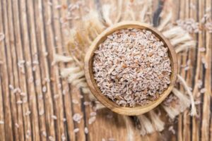 photo de psyllium dans un bol et ses effets secondaires sur le corps